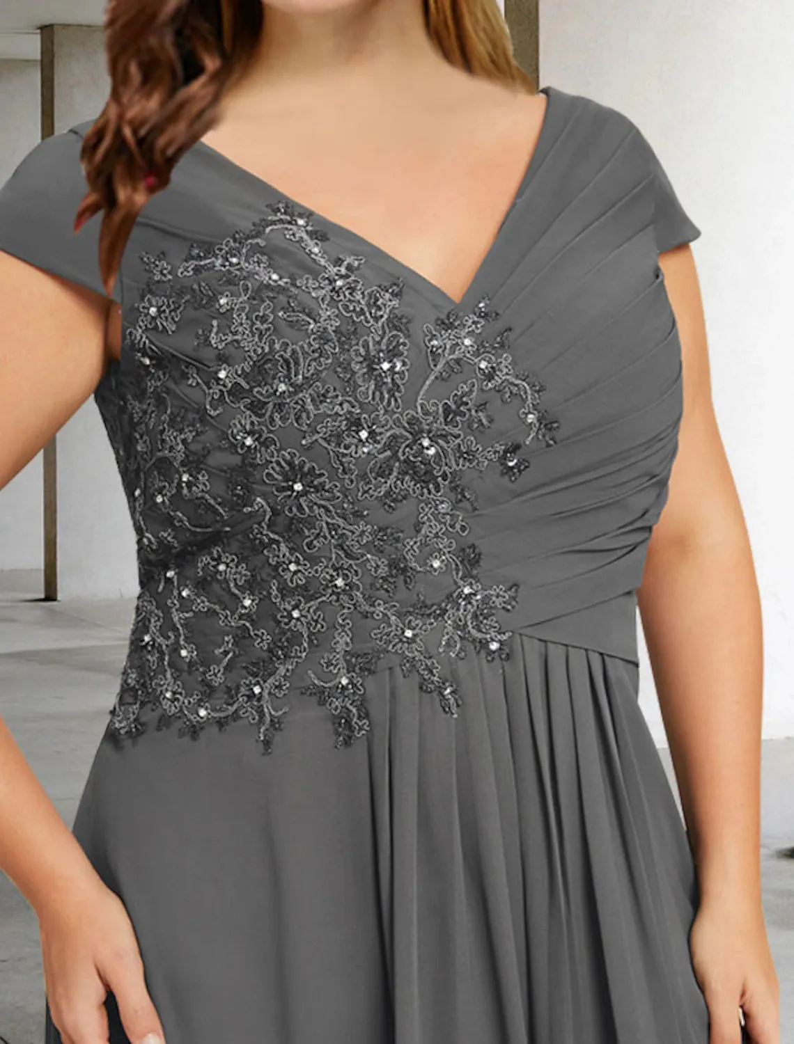 A-Line Plus Size Curve Mother of the Bride Dresses Elegant Dress Formal Floor Length Short Sleeve V Neck Chiffon with Pleats Sequin Appliques