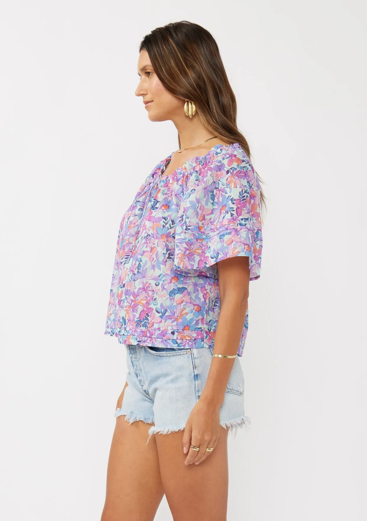 SHORT SLEEVE FLORAL RAGLAN TOP - LIGHT BLUE/PLUM
